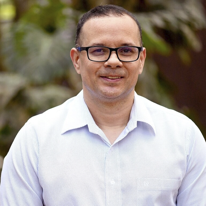 Dr. Dennis Arias Mora